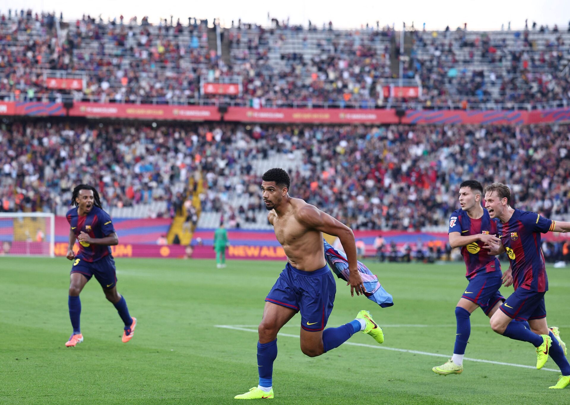 Ronald Araujo fejrer et mål for FC Barcelona.