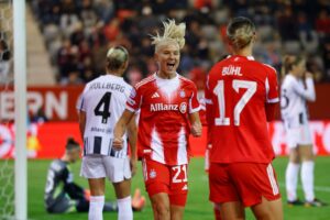 Pernille Harder råber i jubel efter scoring.