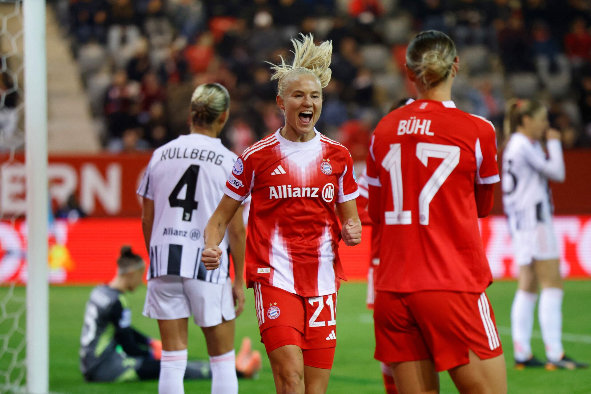 Pernille Harder råber i jubel efter scoring.