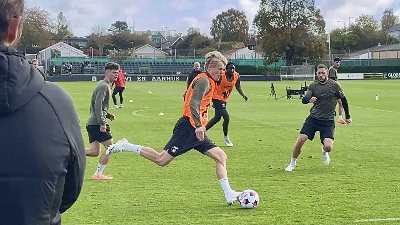 Tobias Bech i aktion under AGF-træning.