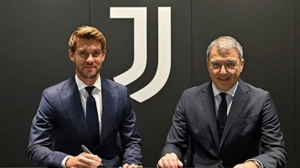 Daniele Rugani underskriver sin kontraktforlængelse med Juventus.
