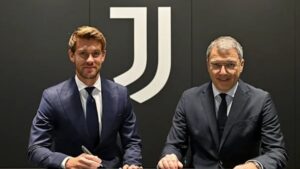Daniele Rugani underskriver sin kontraktforlængelse med Juventus.
