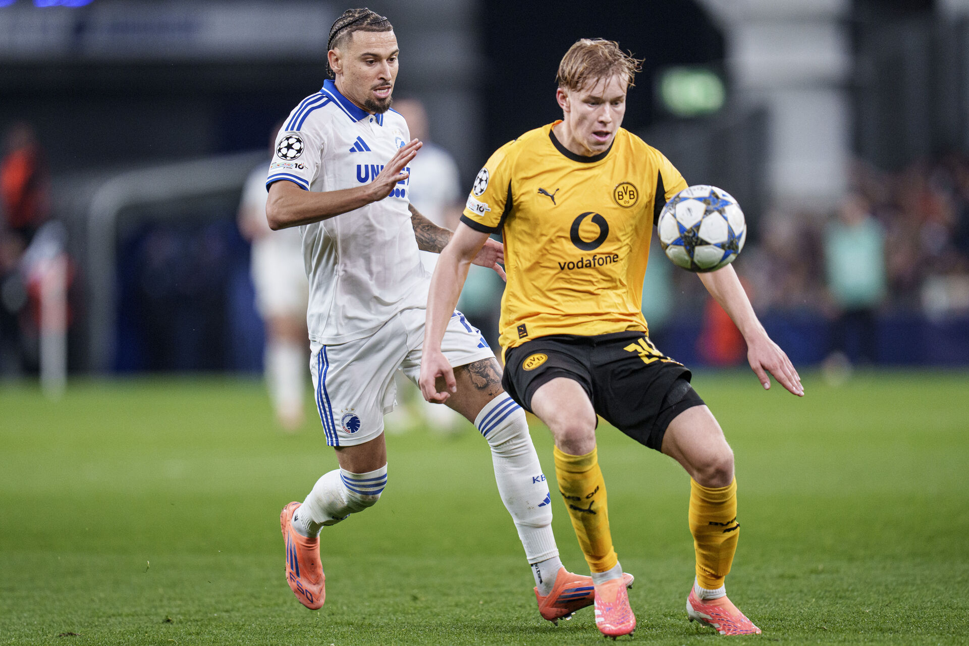 Daniel Svensson på bolden mod F.C. København.