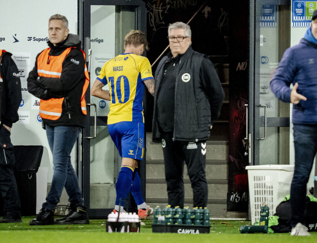 Daniel Wass på vej i omklædningsrummet