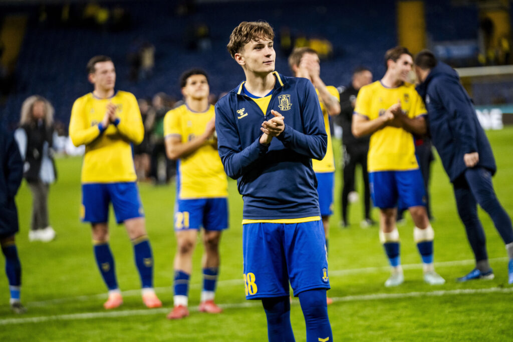 Jacob Ambæk klapper ud til tilskuerne på Brøndby Stadion.