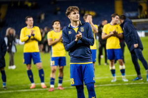 Jacob Ambæk klapper ud til tilskuerne på Brøndby Stadion.