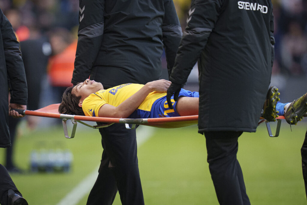 Sho Fukuda bæres fra banen.