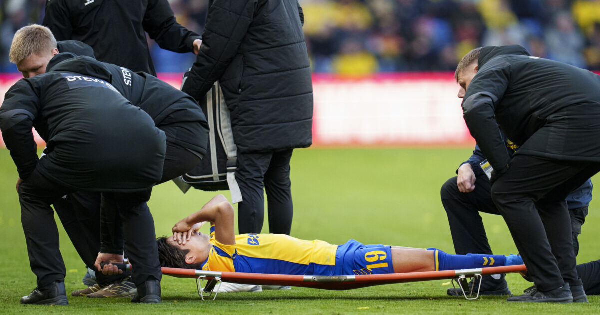 BIF-japaner blev båret fra banen – men uden at være skadet Foto: Liselotte Sabroe/Ritzau Scanpix