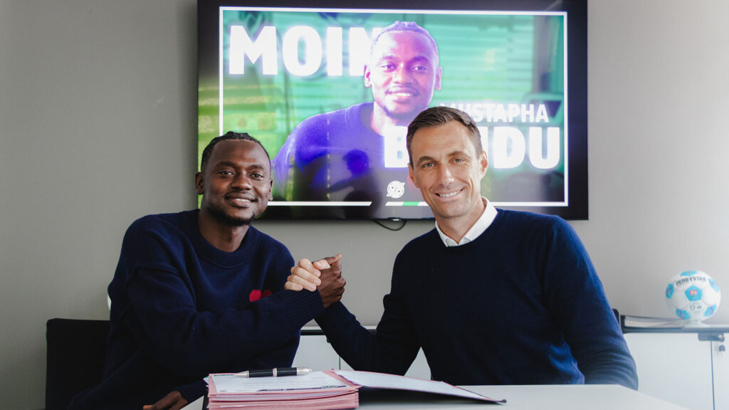 Mustapha Bundu giver hånd på sit skifte til Hannover 96