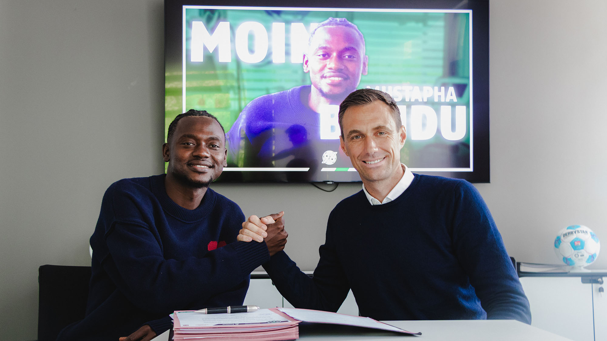 Mustapha Bundu giver hånd på sit skifte til Hannover 96