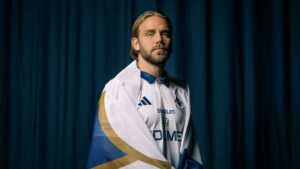 Christoffer Nyman med et flag.