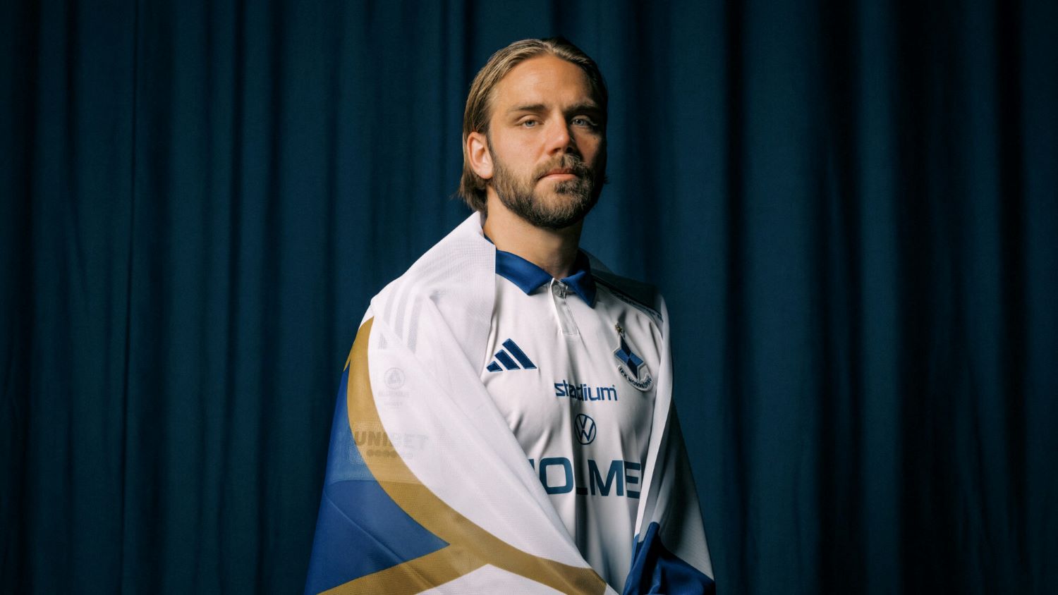 Christoffer Nyman med et flag.