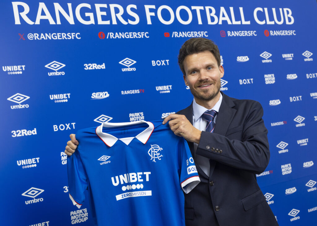 Danny Röhl holder en blå Rangers-trikot.