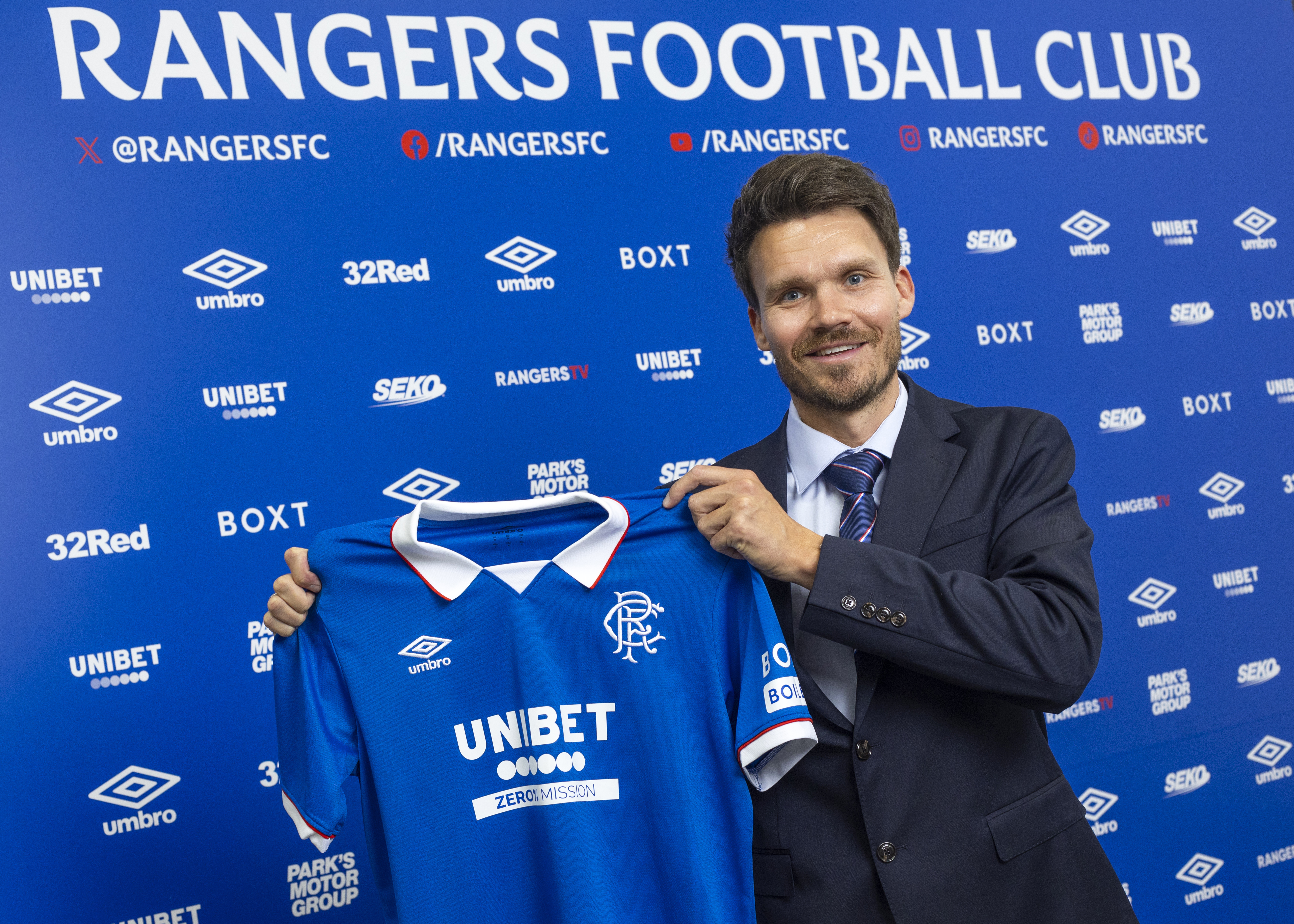 Danny Röhl holder en blå Rangers-trikot.
