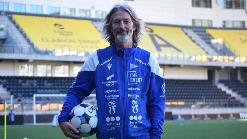 Erik Mykland iklædt IK Start-træningsdragt med en bold i hånden.