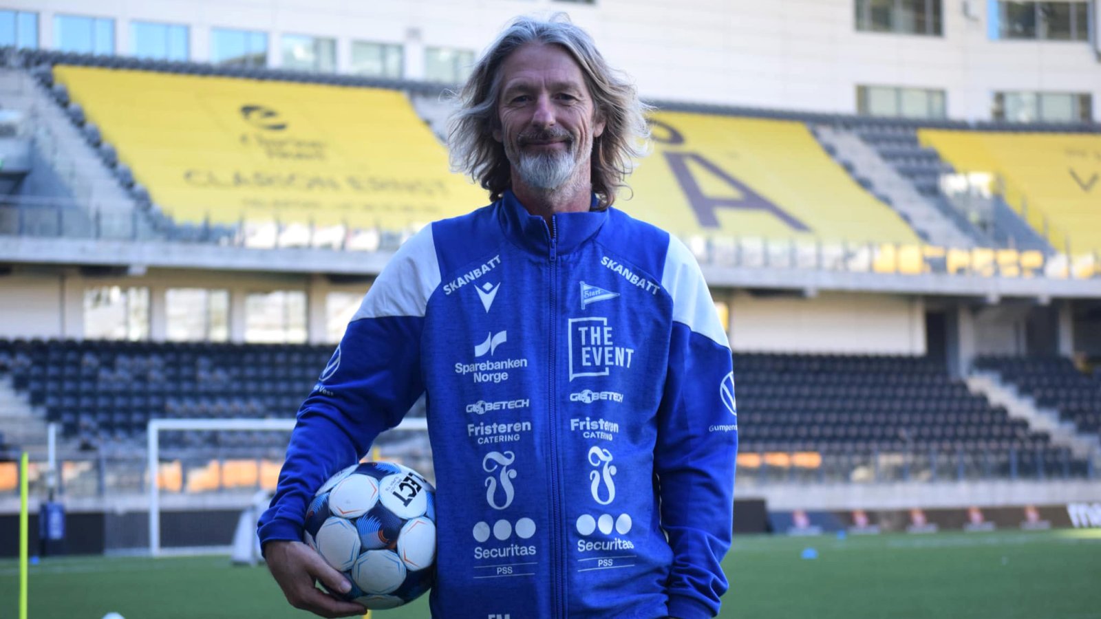 Erik Mykland iklædt IK Start-træningsdragt med en bold i hånden.