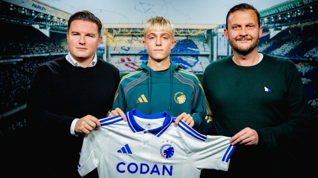 Gunnar Orri Olsen med en FCK-trøje.