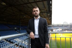 Jack Wilshere med Kenilworth Road i baggrunden.