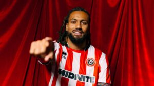 Jairo Riedewald peger ind i kameraet iklædt Sheffield United-trikot.
