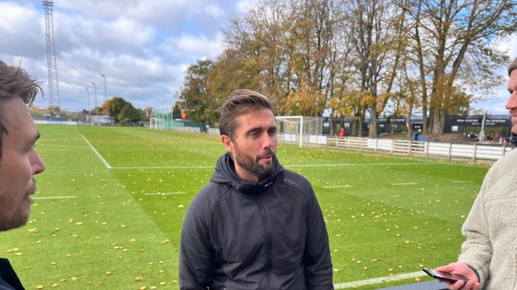 Jakob Poulsen bliver interviewet på Fredensvang