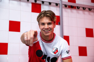 Niklas Vesterlund peger ind i kameraet ved sin præsentation i hollandske FC Utrecht.