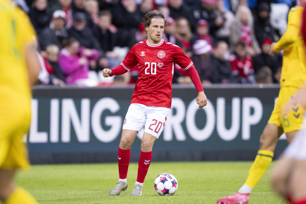 Carlo Holse har bolden i hans debut for det danske A-landshold.