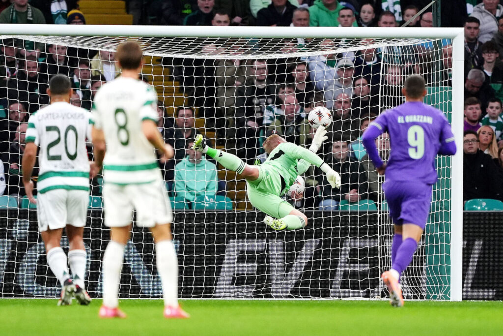 Kasper Schmeichel indkasserer et mål for Celtic.