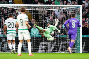 Kasper Schmeichel indkasserer et mål for Celtic.