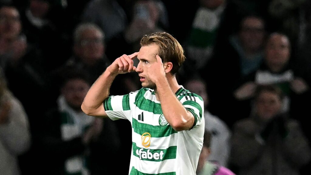 Benjamin Nygren peger på sit hoved