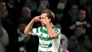 Benjamin Nygren peger på sit hoved