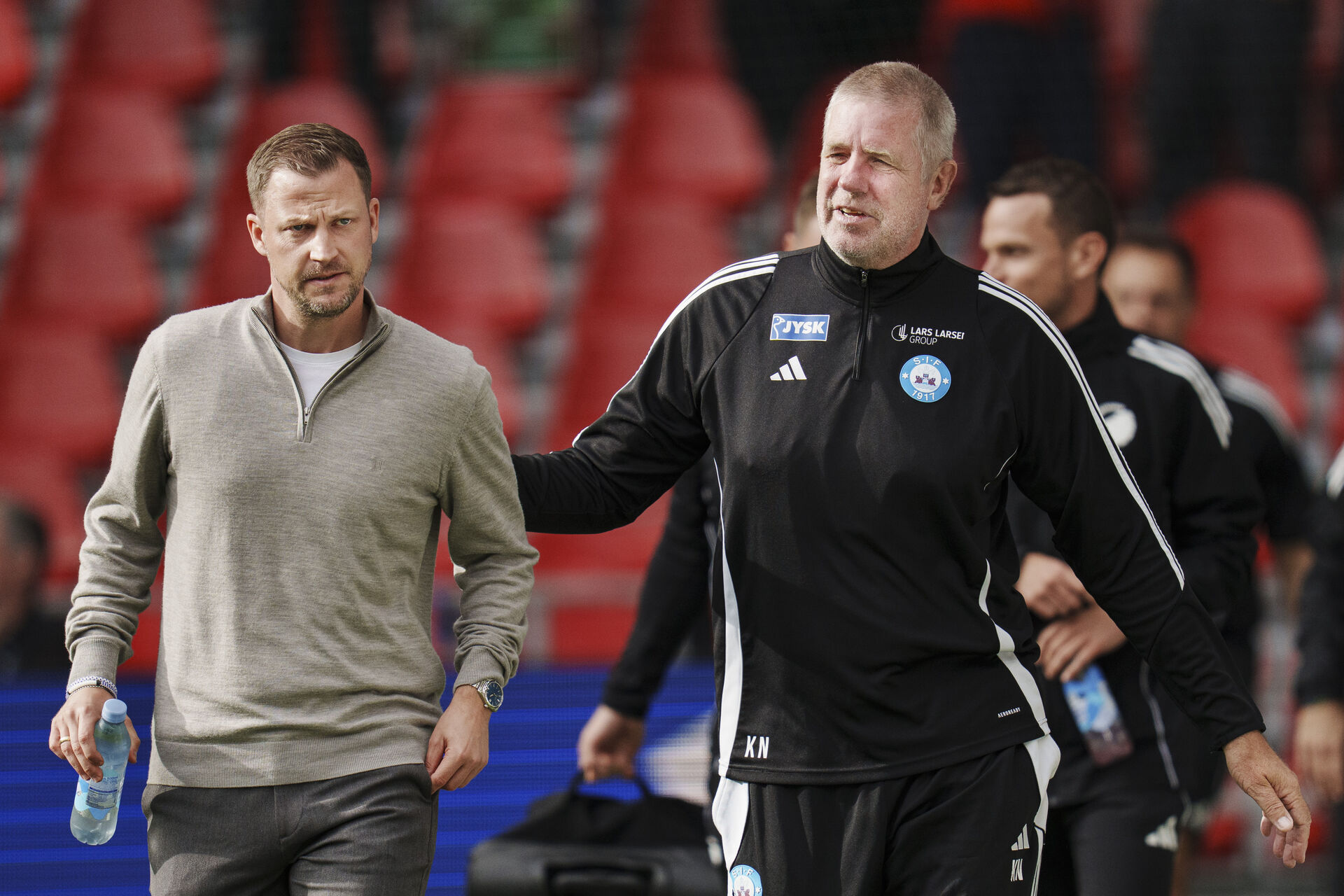 Kent Nielsen har hånden på ryggen af Jacob Neestrup