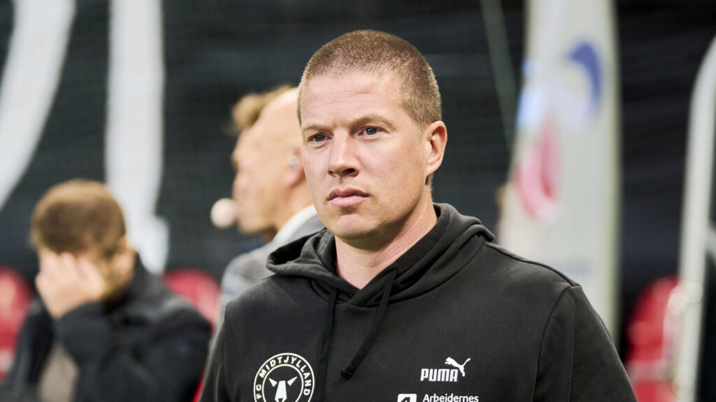 Mike Tullberg har en sort trøje på