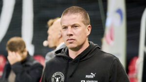 Mike Tullberg har en sort trøje på