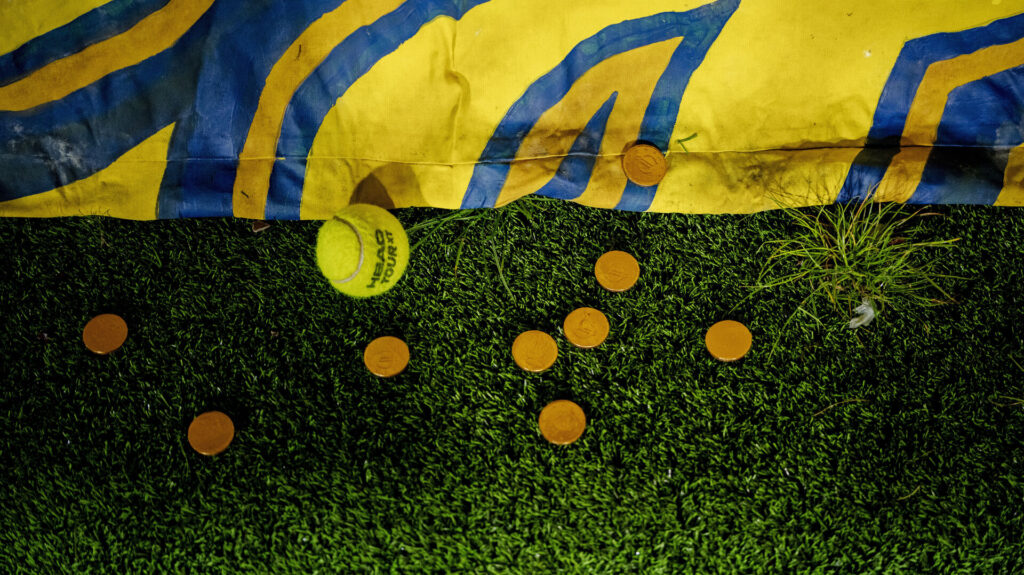 Chokolademønter og tennisbolde på banen