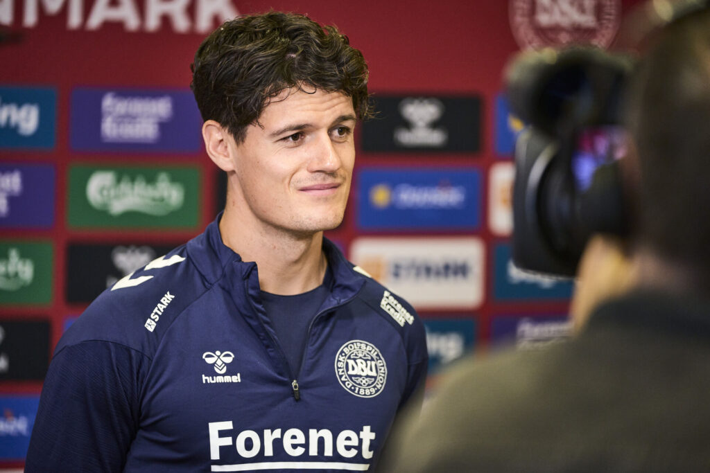 Christian Nørgaard afgiver interview.