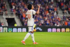 Evander fejrer et mål for FC Cincinnati.