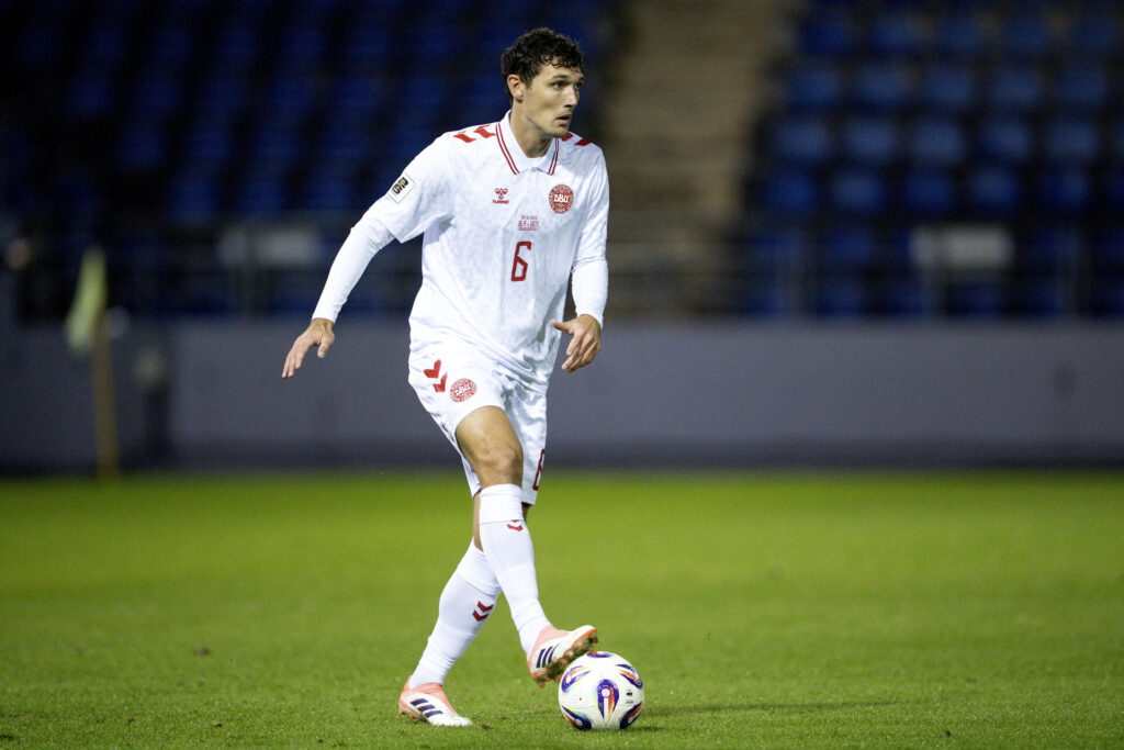 Andreas Christensen på bolden for Danmark mod Belarus.