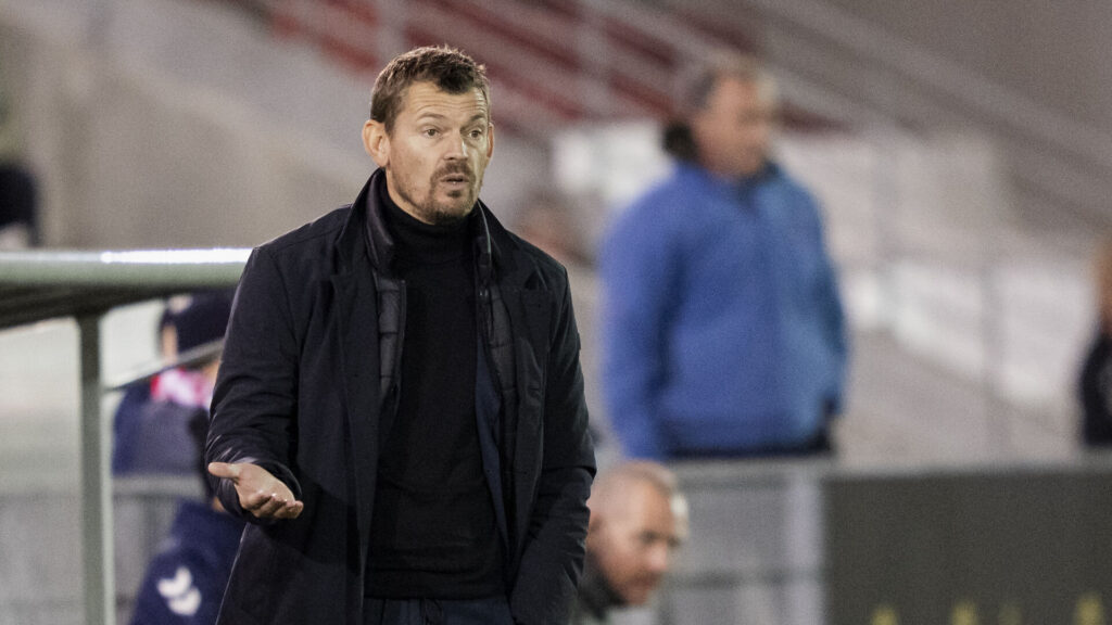 Lars Knudsen ser overrasket ud på bænken.