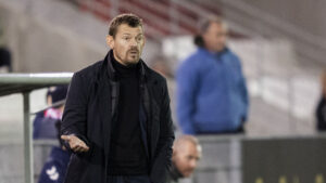 Lars Knudsen ser overrasket ud på bænken.