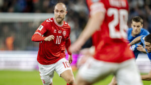Christian Eriksen i aktion for Danmark mod Grækenland.
