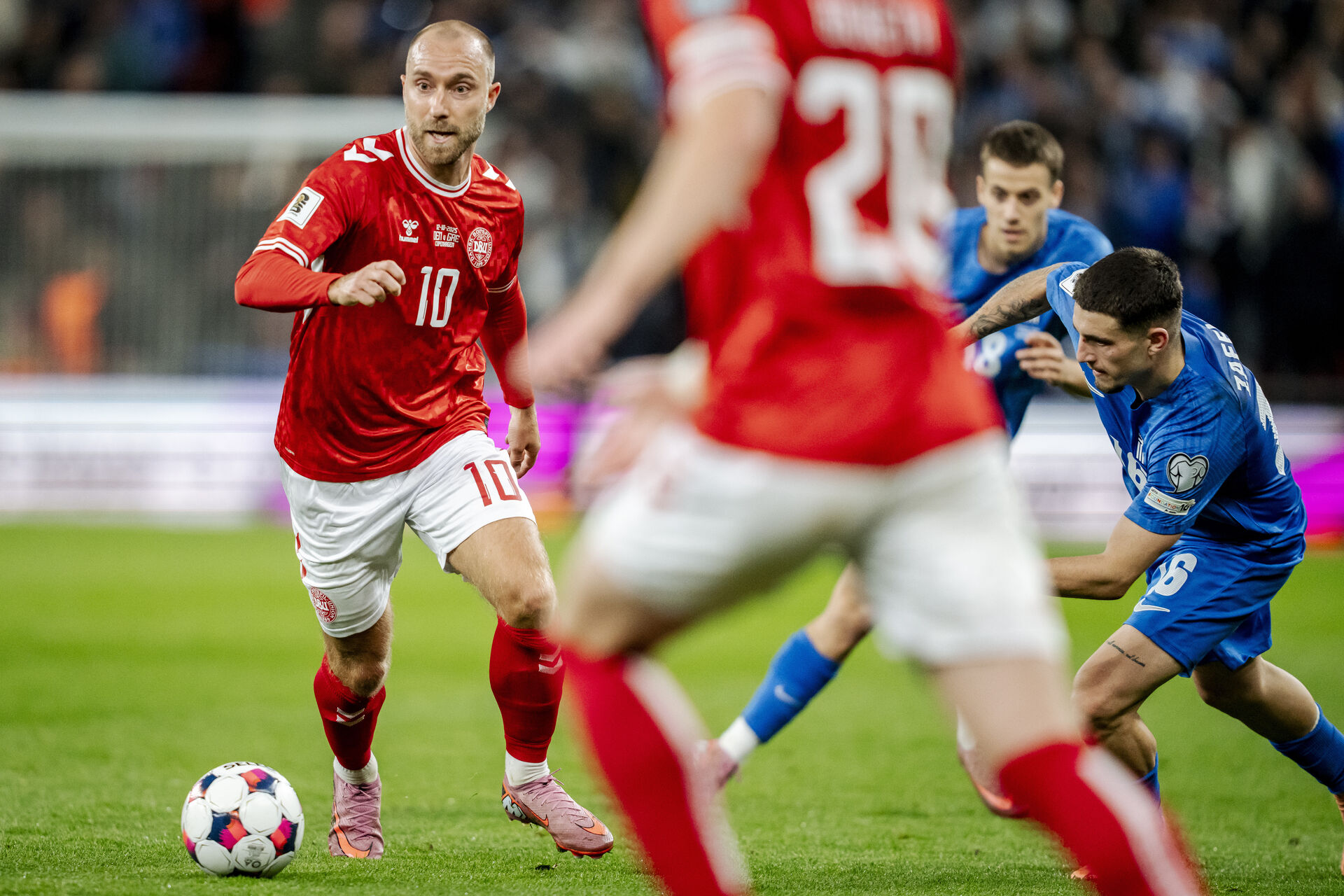 Christian Eriksen i aktion for Danmark mod Grækenland.