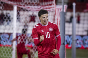 Clement Bischoff knytter næven for at fejre en scoring for Danmarks U21-landshold