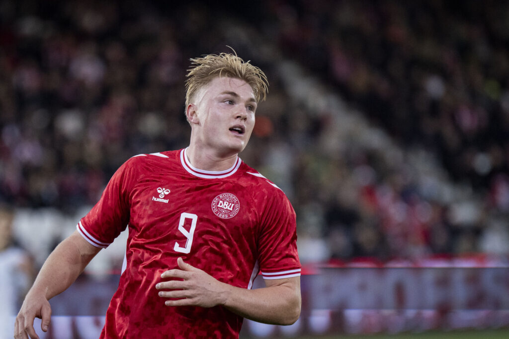 Conrad Harder i aktion for det danske U21-landshold.