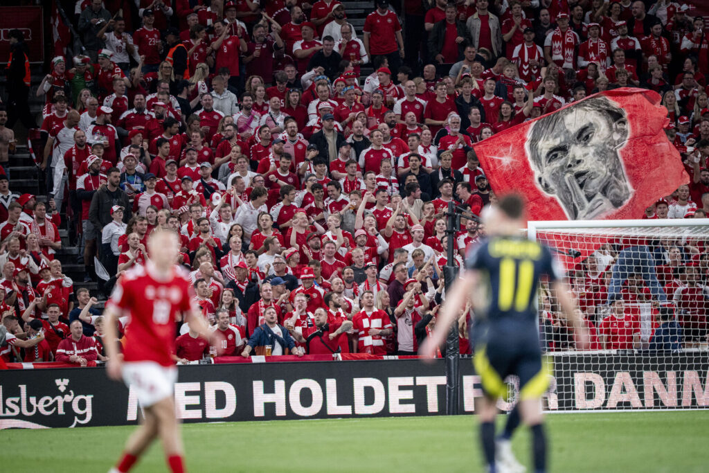 En masse Danmark-fans i Parken.
