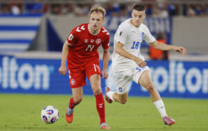 Mikkel Damsgaard med bolden under en kamp mellem Danmark og Grækenland