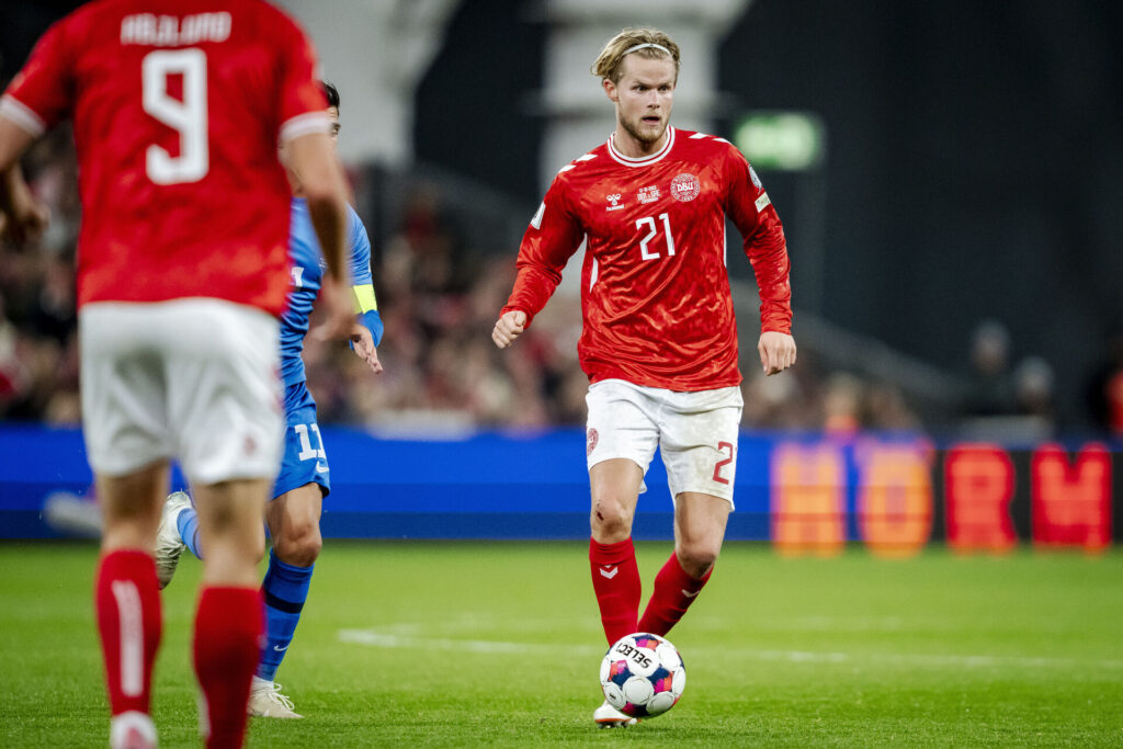 Morten Hjulmand på bolden under Danmarks kamp mod Grækenland.