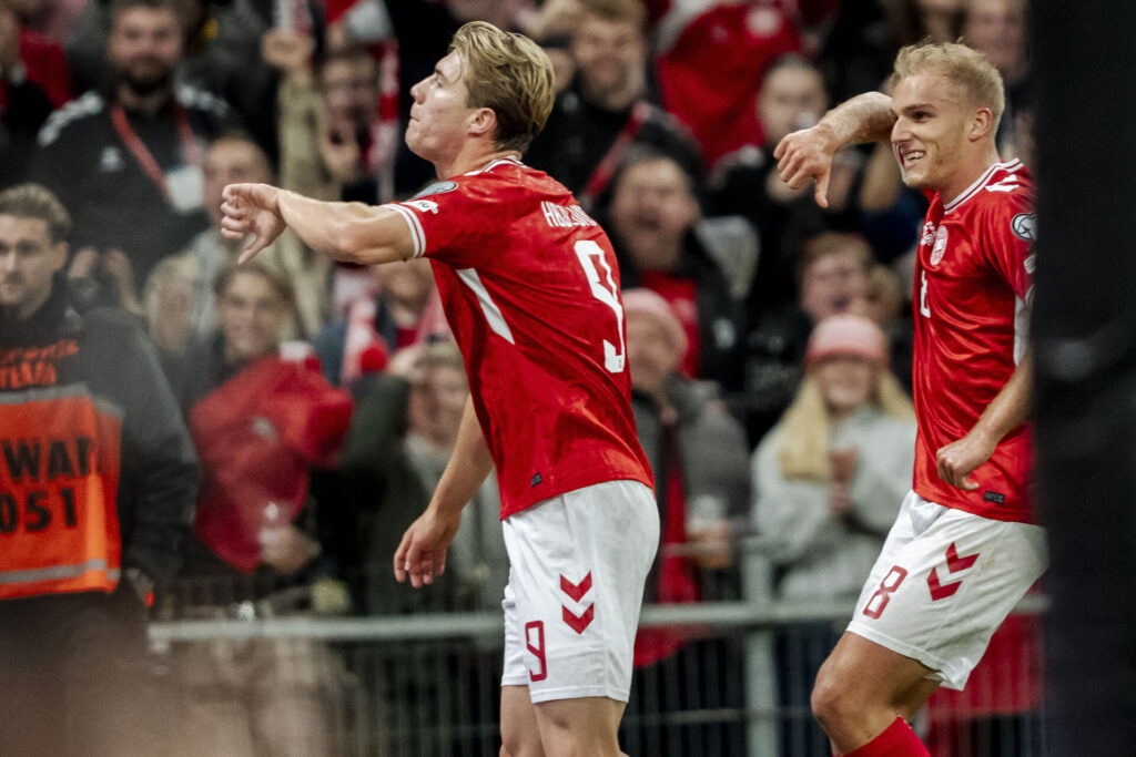 Rasmus Højlund jubler over sin scoring mod Grækenland.