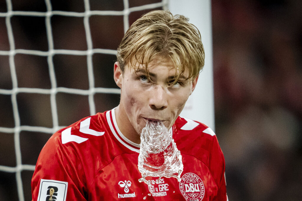 Rasmus Højlund spytter vand ud.