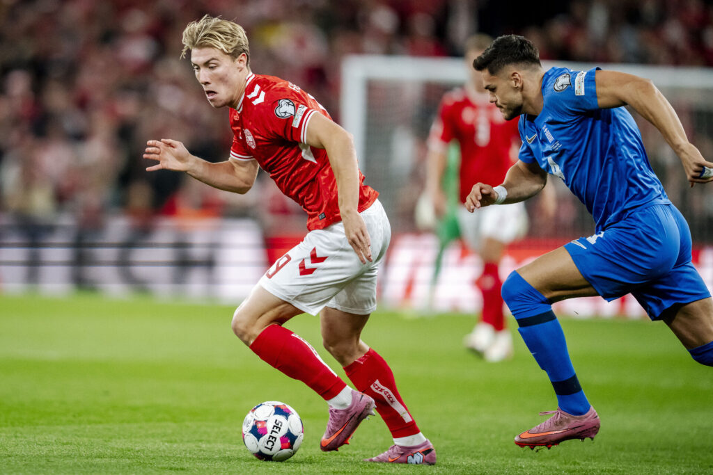 Rasmus Højlund på bolden under en kamp for Danmark.