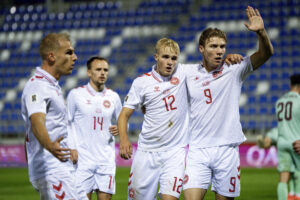 Victor Froholdt og Rasmus Højlund fejrer en scoring for landsholdet